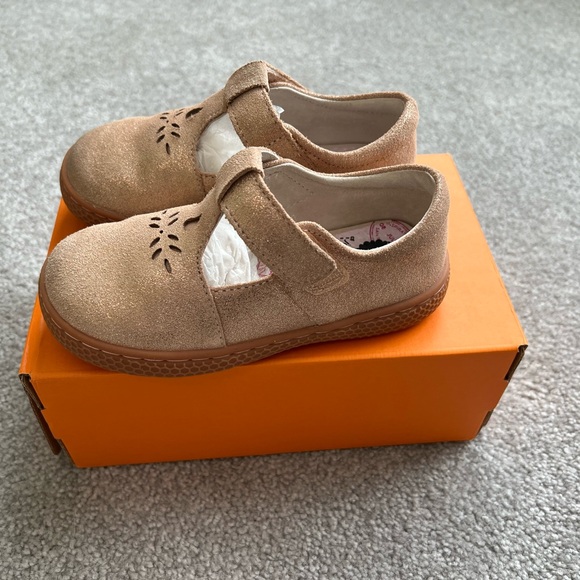 Livie & Luca Caramel Shimmer Prim Classic Dress Shoes - Picture 3 of 6